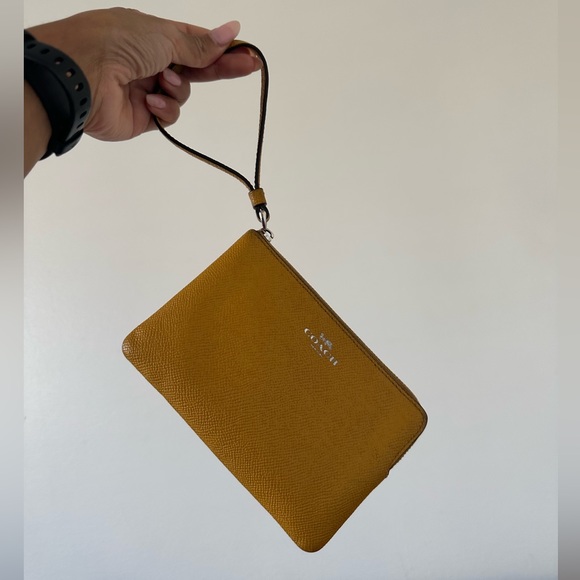 Coach wristlet in mustard colour - Picture 2 of 8